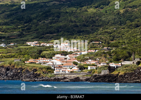 Vue depuis la mer du petit village de Ribeira do Meio dans l'île de Pico Açores Portugal Banque D'Images