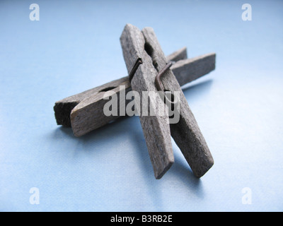 Deux des pinces en bois sur fond bleu. Banque D'Images