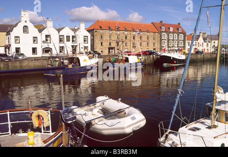 Les bateaux de pêche et bateaux disponibles sur une paisible matin encore dans le pittoresque port d'Eyemouth Berwickshire Scottish Borders Ecosse UK Banque D'Images