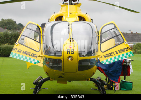 Air Ambulance hélicoptère EC 135 Eurocopter appartenant à Dorset et Somerset Air Ambulance à attendre de recevoir le patient Banque D'Images