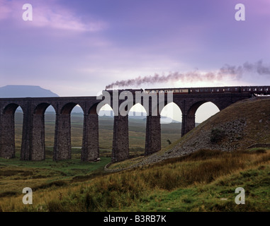 Train à vapeur traverse Ribblehead viaduc du chemin de fer Yorkshire Dales Banque D'Images