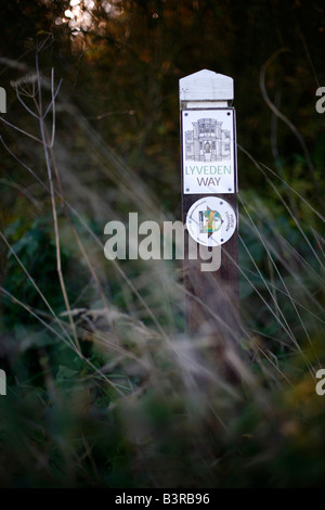 Signes sur un sentier public diriger les promeneurs à Lyveden New Bield Northamptonshire en Angleterre Banque D'Images