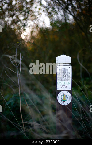 Signes sur un sentier public diriger les promeneurs à Lyveden New Bield Northamptonshire en Angleterre Banque D'Images