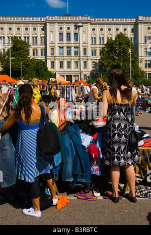 Vêtements décroche à Hietalahti brocante dans le centre d'Helsinki Finlande Europe Banque D'Images