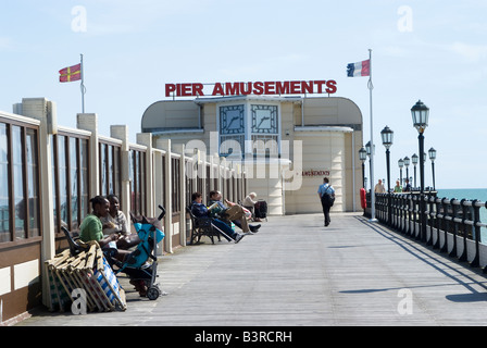 Les touristes vous détendre sur la jetée de Worthing West Sussex England Banque D'Images