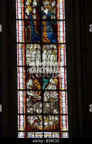 Coutances, Normandie, France. La cathédrale (notre-Dame de Coutances). Vitrail médiéval montrant des pécheurs en enfer Banque D'Images