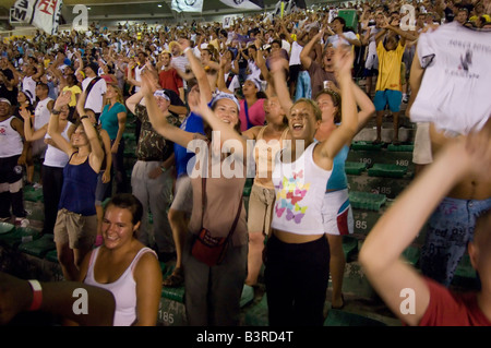 Les touristes locaux et encourager comme un but est marqué lors d'un match de football au stade Maracana à Rio entre Fluminense et Vasco. Banque D'Images