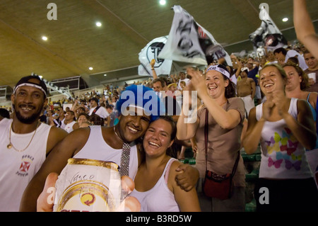 Les touristes locaux et encourager comme un but est marqué lors d'un match de football au stade Maracana à Rio entre Fluminense et Vasco. Banque D'Images