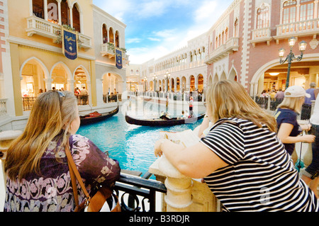Les touristes à la recherche à une gondole sur le canal à l'intérieur du Venetian Hotel and Casino à Las Vegas. Banque D'Images