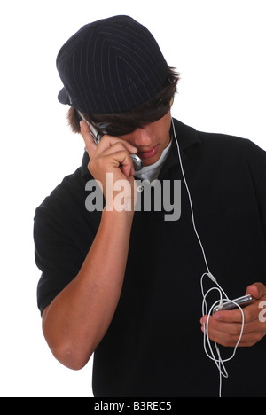 Treize ans Asian Woman talking on cellphone et listening to mp3 player Banque D'Images