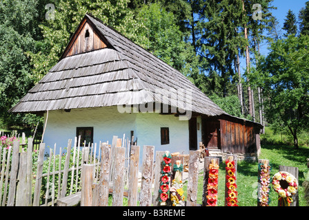 Traditionnel slovaque maison faite de bois qui peuvent être mountaineous encore dans certains domaines (Martin, Slovaquie 2008) Banque D'Images