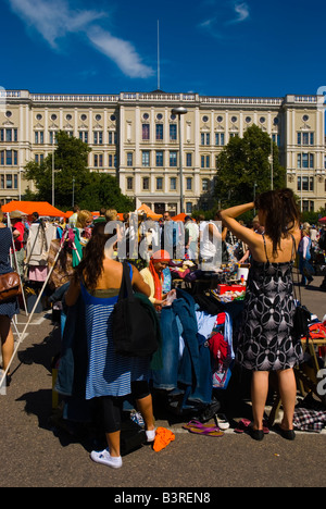 Vêtements décroche à Hietalahti brocante dans le centre d'Helsinki Finlande Europe Banque D'Images