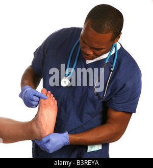 Young male African American medical contrôle professionnel du patient de sexe féminin pied plat Banque D'Images