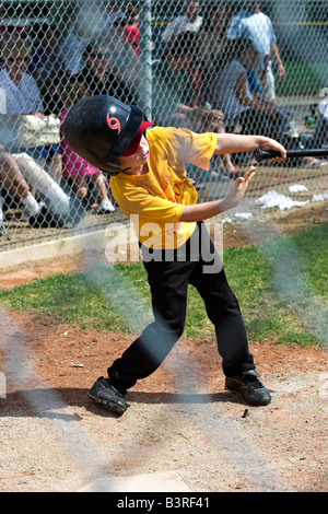 Un jeune homme se connecte avec l'entraîneur de baseball dans la petite ligue à pas variable. Banque D'Images