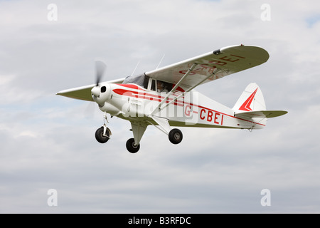 Piper PA-22-108 Colt G-CBEI en vol à Breighton Airfield Banque D'Images