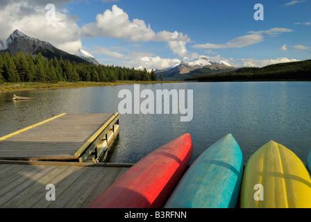 Canot sur un quai sur le lac Maligne, parc national Jasper au Canada Banque D'Images