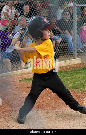 Un jeune homme se connecte avec l'entraîneur de baseball dans la petite ligue à pas variable. Banque D'Images