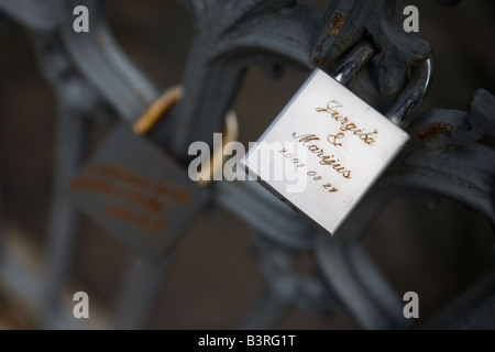 Locks symbolisant l'amour éternel à l'entrée de la république indépendante d'Uzupis Uzupis District dans Vilnius Lituanie Banque D'Images