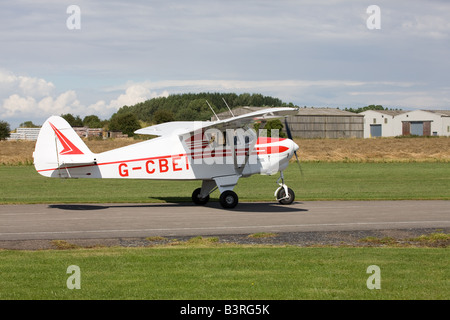 Piper PA-22-108 Colt G-CBEI taxiing à Breighton Airfield Banque D'Images