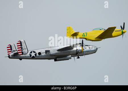 La DEUXIÈME GUERRE MONDIALE avion de vieux bombardiers North American B-25 J Mitchell et P-51 D Mustang battant au cours d'un spectacle aérien, Anchorage, Alaska, USA Banque D'Images