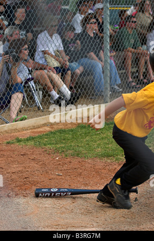 Un jeune homme se connecte avec l'entraîneur de baseball dans la petite ligue à pas variable. Banque D'Images