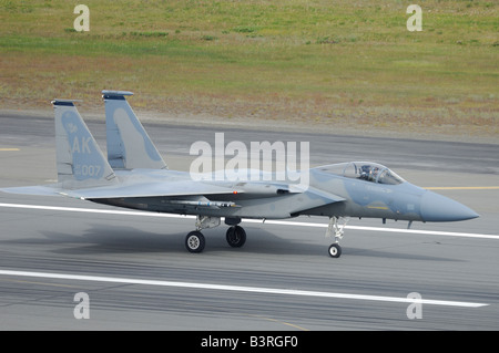 Chasseur à réaction américain McDonnell Douglas F-15C Eagle sur la piste de Elmendorf Air Force Base, Anchorage, Alaska, USA Banque D'Images