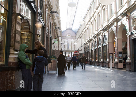 La galerie marchande couverte de verre de l'historique Galeries St Hubert a ouvert ses portes en 1847, la première arcade construit en Europe, Bruxelles Banque D'Images