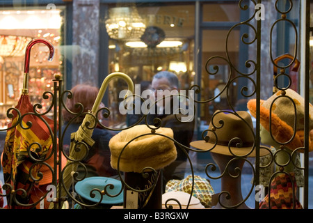 Boutique de produits en cuir pour hommes traditionnels gants, chapeaux et accessoires de mode sur les Galeries Royales Saint-Hubert à Bruxelles Belgique Banque D'Images