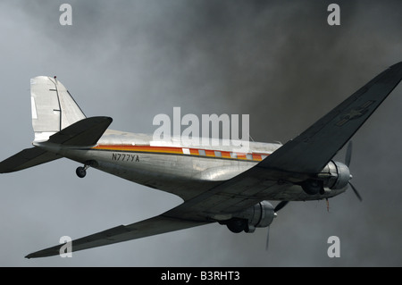 Vieil avion Douglas DC-3 Dakota en vol pendant l'Arctic Thunder airshow 2008 - Anchorage - Alaska - USA Banque D'Images