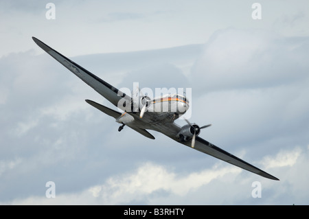 Vieil avion Douglas DC-3 Dakota en vol pendant l'Arctic Thunder airshow 2008 - Anchorage - Alaska - USA Banque D'Images