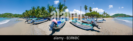 Plage avec des bateaux de pêche sur la Playa Principal dans Zihuatanejo Mexique panorama haute résolution Banque D'Images
