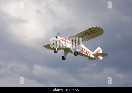 Piper PA-22-108 Colt G-CBEI en vol à Breighton Airfield Banque D'Images