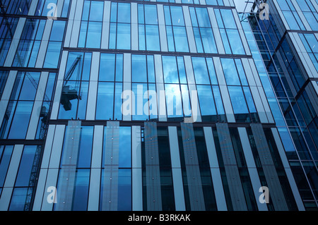 Façade en verre moderne bureau block Banque D'Images