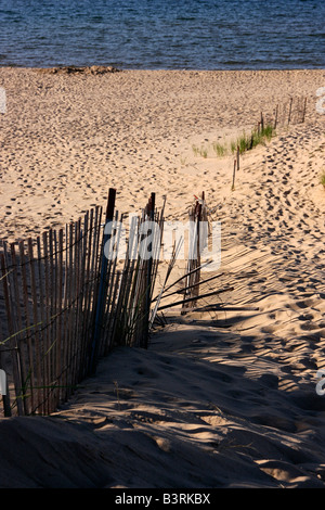 Vue sur la plage AuTrain du lac supérieur à Upper Peninsula Michigan aux États-Unis grands Lacs américains avec paysage aquatique au-dessus de personne verticale haute résolution Banque D'Images