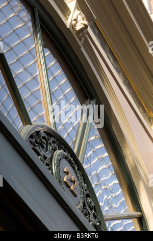 La galerie marchande couverte de verre de l'historique Galeries St Hubert a ouvert ses portes en 1847, la première arcade construit en Europe, Bruxelles Banque D'Images