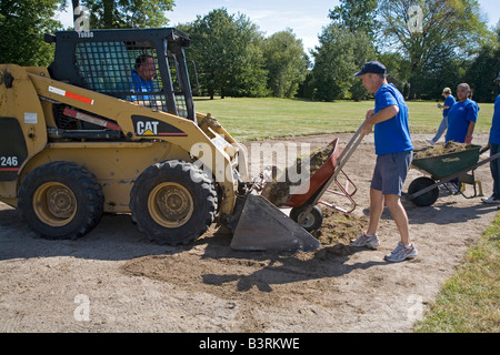 Les bénévoles construire un terrain de baseball à la maison d'enfants Banque D'Images