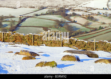 Lever de soleil hivernal sur le Dartmoor National Park avec un mur de pierres sèches à proximité de roches Bonehill Banque D'Images