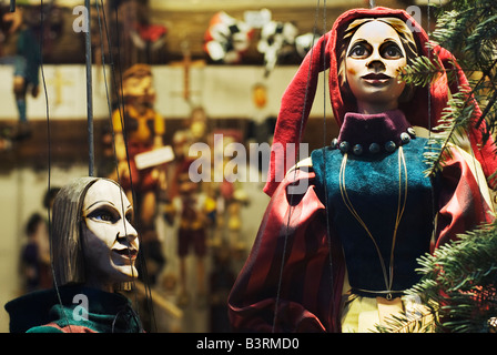 Puppets dans la fenêtre d'une marionnette marionnette/shop, dans le centre de Prague, République Tchèque Banque D'Images