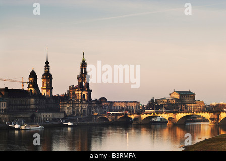 Vue de Dresde à l'aube dans l'Elbe, en regardant vers l'Augustusbrucke. Dresde, Allemagne Banque D'Images