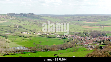 Vue sur la campagne française du village perché de Vazelay en Bourgogne France Banque D'Images