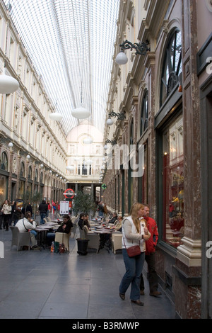 La galerie marchande couverte de verre de l'historique Galeries St Hubert a ouvert ses portes en 1847, la première arcade construit en Europe, Bruxelles Banque D'Images