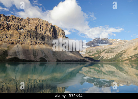 Réflexions du matin au lac Bow dans les Rocheuses canadiennes Banque D'Images