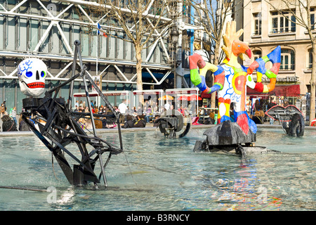 Fontaine Stravinsky sculptures Centre Pompidou Paris France // PARIS, France — la fontaine Stravinsky (Fontaine Stravinsky) jouxte le Centre Pompidou sur la place Igor Stravinsky dans le 4ème arrondissement de Paris. Créée en 1983 par les sculpteurs Niki de Saint Phalle et Jean Tinguely, la fontaine présente des sculptures mécaniques colorées représentant des thèmes issus des œuvres du compositeur Igor Stravinsky. L'installation ludique comprend 16 sculptures mobiles fantaisistes qui fonctionnent au milieu de jets d'eau, créant un contraste frappant avec l'architecture moderne du Centre Pompidou derrière elle. Banque D'Images