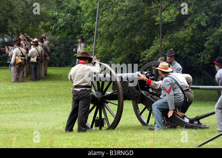 Les soldats confédérés tirant un canon au cours d'une bataille dans une guerre civile Reenactment Campement Banque D'Images