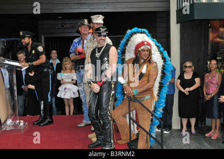 Le populaire groupe disco Village People sur le podium à Hollywood pour obtenir une étoile sur le Hollywood Walk of Fame Banque D'Images