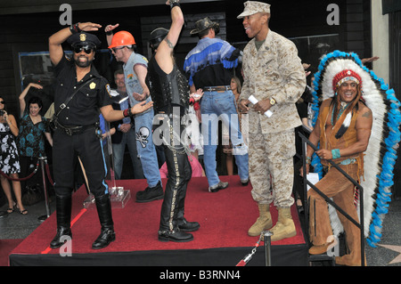 Le populaire groupe disco Village People sur le podium à Hollywood pour obtenir une étoile sur le Hollywood Walk of Fame Banque D'Images