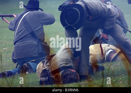 Soldat confédéré contrôler sur le terrain boisé à une guerre civile Reenactment Campement Banque D'Images