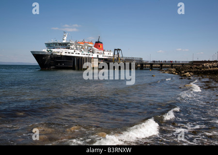 Le Chaledonia Eileanan MV Caledonian Isles traversier a accosté à Brodick sur l'île d'Arran Banque D'Images