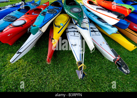 Une grande pile de kayaks en de nombreuses couleurs vives. Banque D'Images