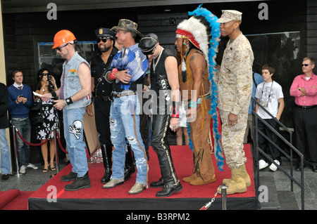 Le populaire groupe disco Village People sur le podium à Hollywood pour obtenir une étoile sur le Hollywood Walk of Fame Banque D'Images